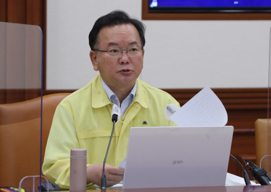 김부겸 국무총리가 18일 정부서울청사에서 열린 코로나19 대응 중앙재난안전대책본부(중대본) 회의를 주재하고 있다. <연합뉴스>